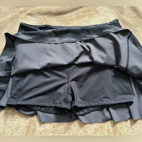 Athleta Match Point Black Gray Camo Skort/Skirt Sz Medium - Picture 4 of 6